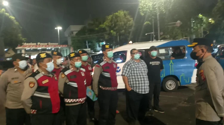 Polisi Bagikan 1.200 Masker kepada Warga di Senen