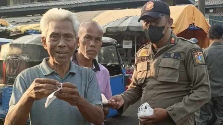 Antisipasi Abu Vulkanik, Satpol PP Bagikan 4.000 Masker