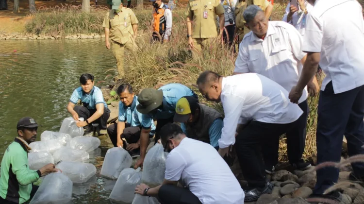 RRI Jakarta dan Pemprov DKI Kolaborasi Tebar Benih Ikan