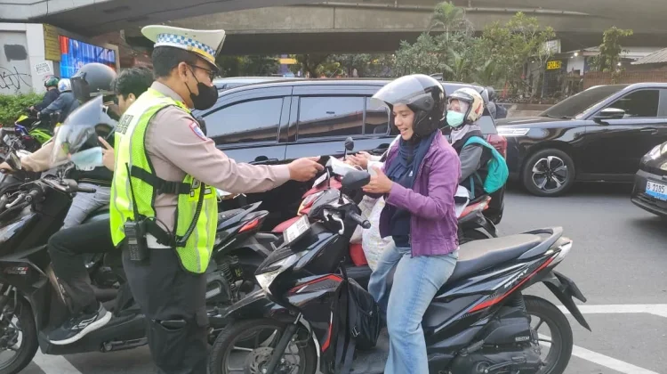 Satlantas Jakbar Bagikan Masker untuk Antisipasi Abu Vulkanik