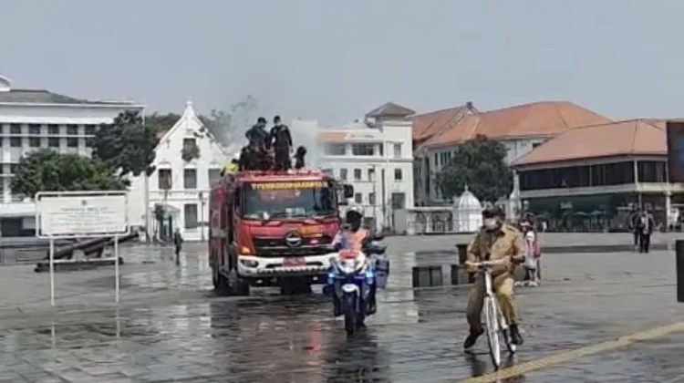 Kurangi Dampak Abu Vulkanik, Pemkot Jakbar Semprot Water Mist di Kota Tua