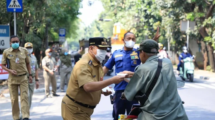 Camat Cipayung Pimpin Pembagian Masker Gratis untuk Warga Terdampak Abu Vulkanik