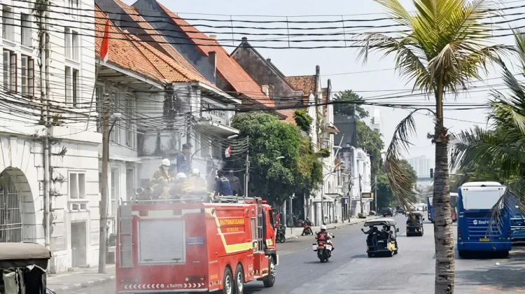 Petugas Gabungan Bersihkan Abu Vulkanik di Kawasan Kota Tua