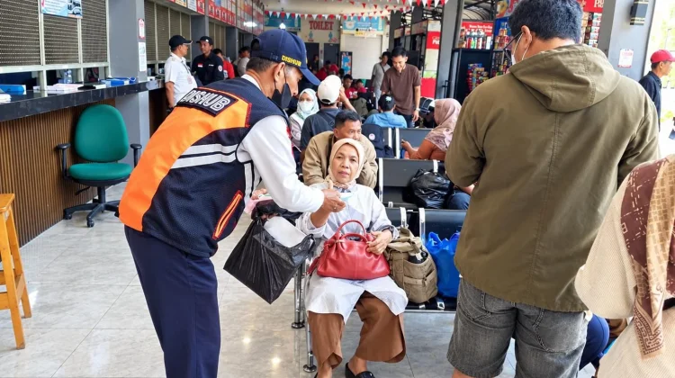 Cegah Dampak Abu Vulkanik, Terminal Kalideres Bagikan 600 Masker Gratis