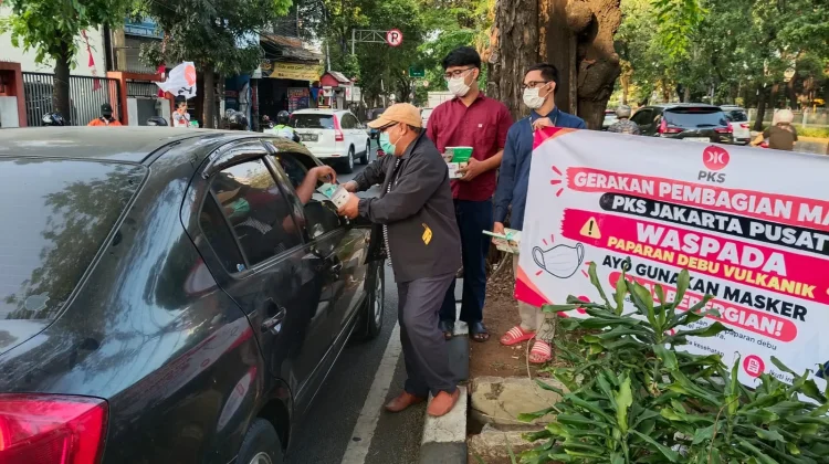 PKS DKI Jakarta Tebar Masker Gratis ke Warga