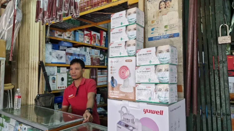Permintaan Masker Meningkat di Pasar Pramuka Pasca Erupsi Gunung Anak Krakatau