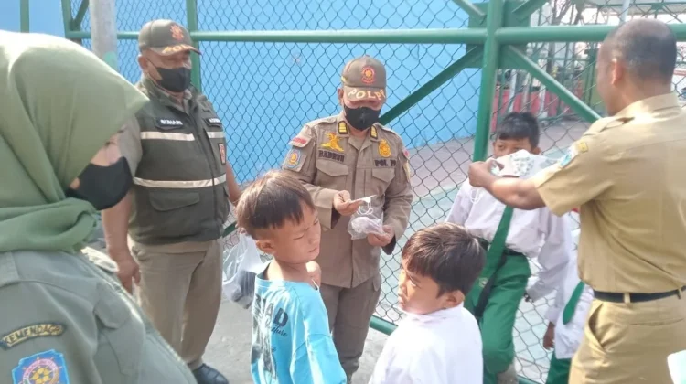 Antisipasi Abu Vulkanik, Pulau Kelapa Bagikan Ratusan Masker ke Warga-Wisatawan