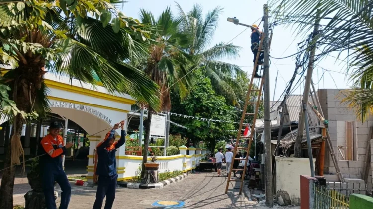 Tingkatkan Keamanan Warga, Sudin Nakertransgi Pindahkan Kabel Listrik