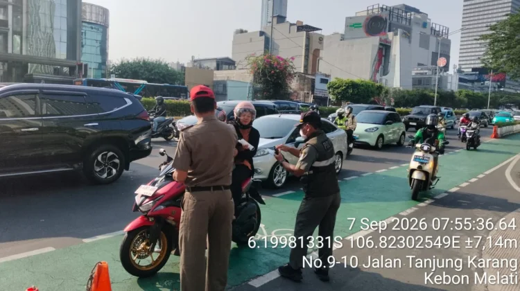 Satpol PP Tanah Abang Bagikan 1.670 Masker Cegah Dampak Abu Vulkanik