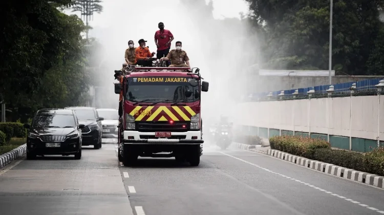 Pemkot Jakbar Semprot Water Mist Antisipasi Abu Vulkanik di Kembangan