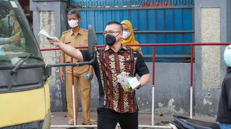 Mitigasi Abu Vulkanik, DPRD Kenneth Bagikan 100 Dus Masker Gratis di Latumenten