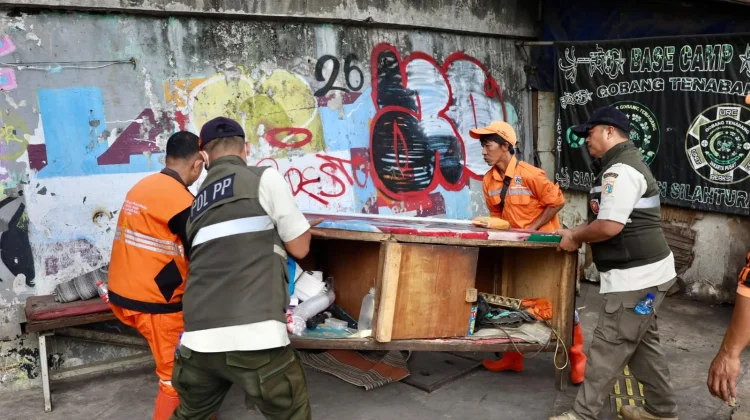 Rabu Tertib, Petugas Gabungan Tata Pertokoan Auri Tanah Abang