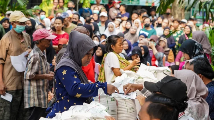 Sebanyak 2.632 Warga Cempaka Putih Barat Terima Bantuan Beras Bulog
