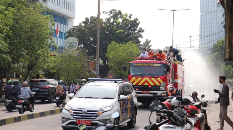 Pemkot Jakbar Serentak Semprot Water Mist di Delapan Kecamatan