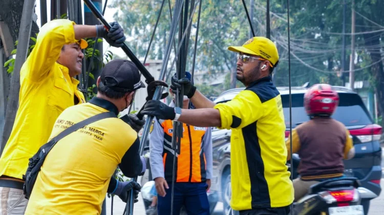 Pemkot Jaktim Tertibkan 792 Meter Kabel Udara Semrawut di Cakung