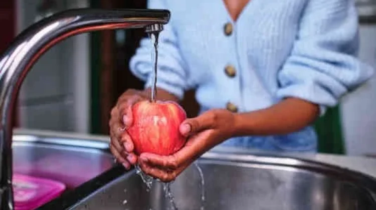 Cuci Apel dengan Air Mengalir untuk Jaga Kebersihan Buah