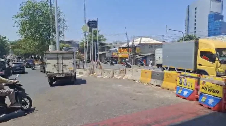 Cegah ‘Pak Ogah’ Buka Jalur, Petugas Pasang Barrier Beton di Pesing Jakbar
