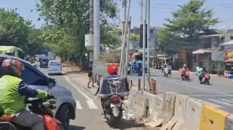 Usai Dipasang Barier Beton, Lalin di Pesing Jakbar Ramai Lancar