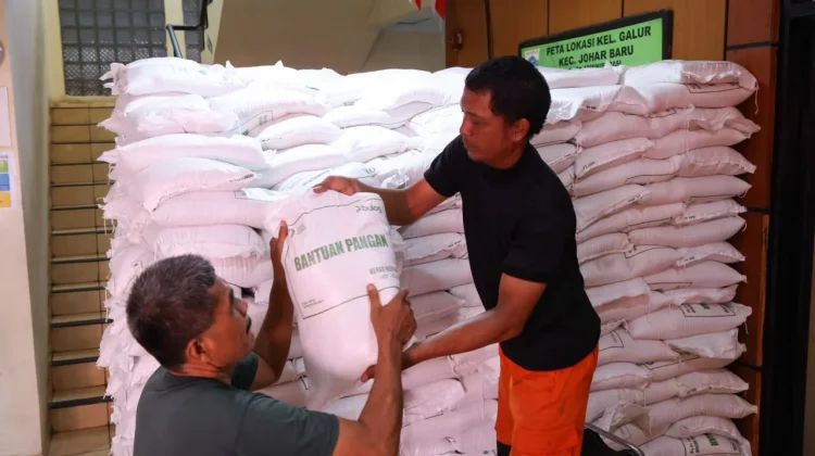 Ribuan Warga Galur Terima Bantuan Beras 30 Kilogram