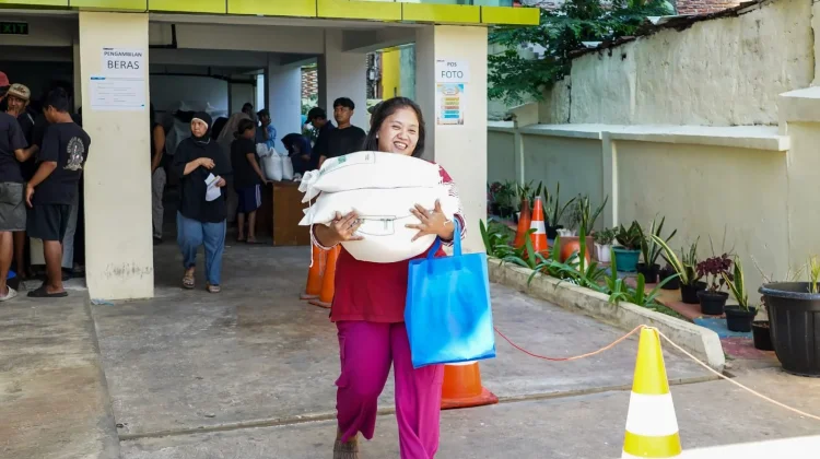 Warga Tanah Tinggi Johor Baru, Terima Bantuan Beras