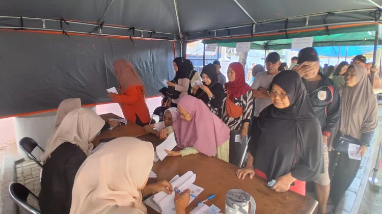 Sebanyak 2.430 Warga Srengseng Terima Bantuan Beras Bulog
