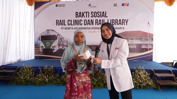 Rail Clinic KAI Layani 250 Warga di Karawang, 30 Siswa Dapat Kacamata