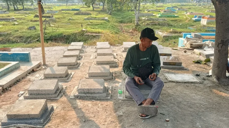 Potret Para Pengukir Nama TPU Budi Darma, Menjaga Kenangan di Atas Batu Nisan