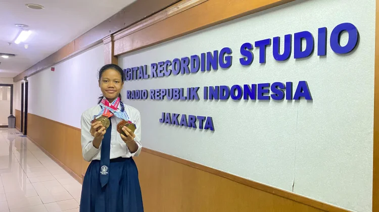 Naomi Calya, Melaju di Arena dan Berprestasi di Sekolah.