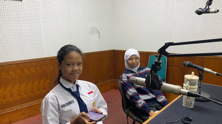 Naomi Calya, Melaju di Arena dan Berprestasi di Sekolah.