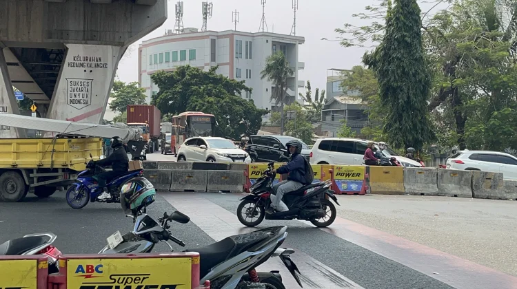 Bukan Dibeton, Warga Minta Persimpangan Pesing Jakbar Dipasang Lampu Merah