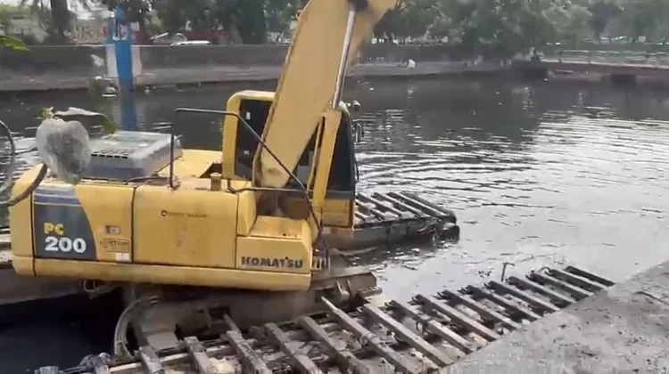Cegah Banjir, Sedimen Lumpur di Kali Mookervaart Rawa Buaya Dikeruk