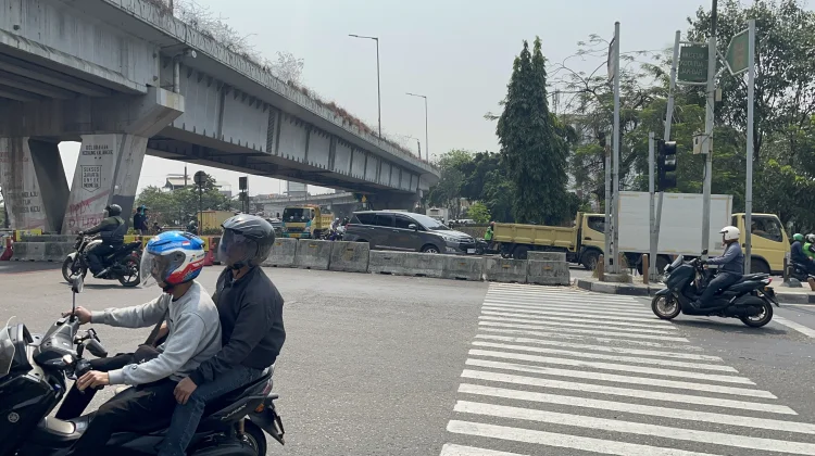 Persimpangan Pesing Dipasang Beton, Warga: Hanya Memindahkan Titik Kemacetan