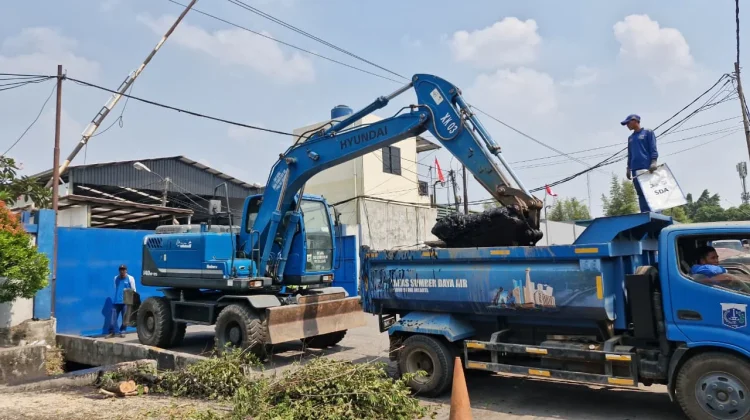 Pemkot Jakarta Timur Keruk Sedimen Lumpur di Saluran PHB Cakung-Cilincing