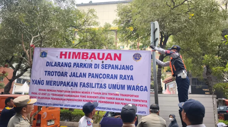 Parkir Liar Ditertibkan, Spanduk Larangan Parkir Dipasang di Pancoran Glodok