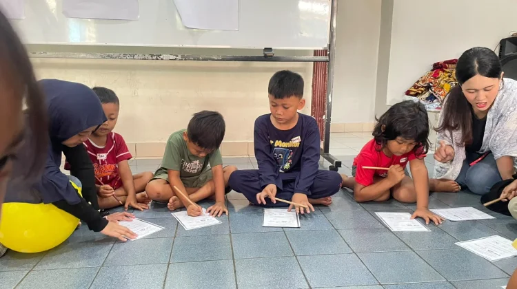 Komunitas Jakarta Mengabdi Ajak Anak Pendongkelan Pilah Sampah