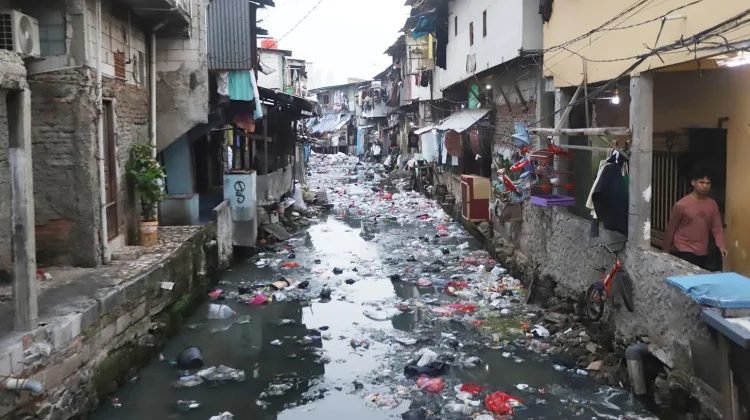 Sampah Kembali Menumpuk di Kali PJT Babelan Bekasi
