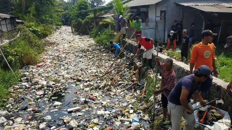 Sampah Kembali Menumpuk di Kali PJT Babelan Bekasi