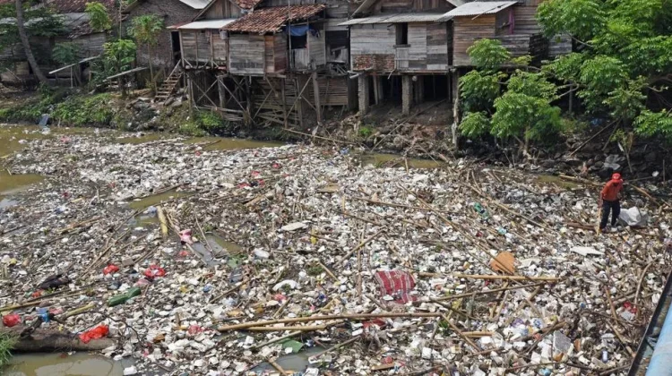 Sampah Kembali Menumpuk di Kali PJT Babelan Bekasi
