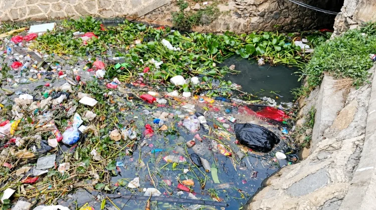 Sampah Kembali Menumpuk di Kali PJT Babelan Bekasi
