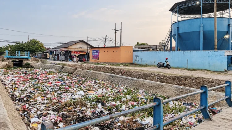 Sampah Kembali Menumpuk di Kali PJT Babelan Bekasi
