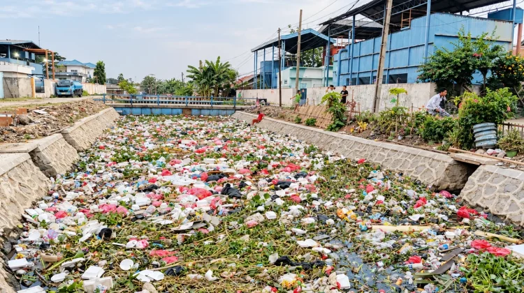 Sampah Kembali Menumpuk di Kali PJT Babelan Bekasi