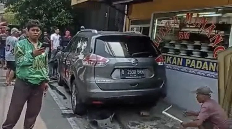 Minibus Tabrak 5 Motor dan Tembok Rumah Makan di Gropet Jakbar