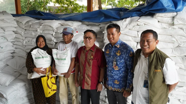 Komisi VI DPR Tinjau Penyaluran Bantuan Pangan BULOG di Sunter Jaya