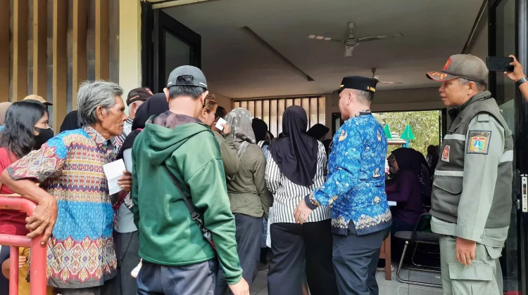 Sebanyak 3.327 Warga Kembangan Utara Terima Bantuan Beras Bulog