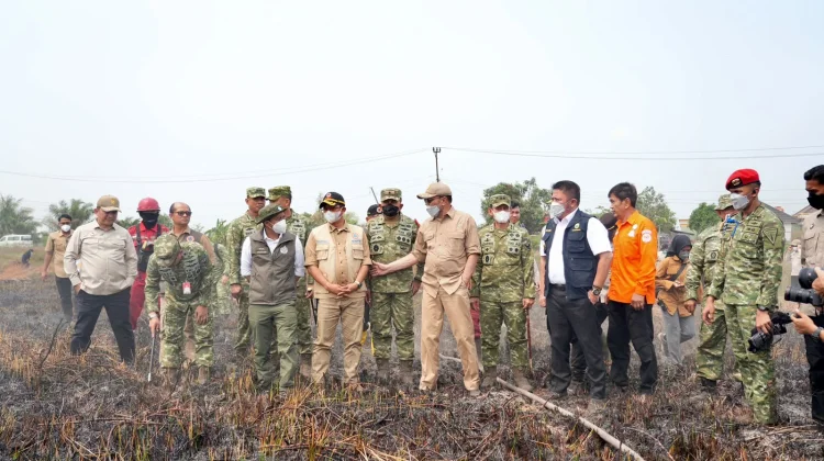 Menhut Raja Antoni Dampingi Menko Polkam Cek Lokasi Kebakaran Hutan dan Lahan