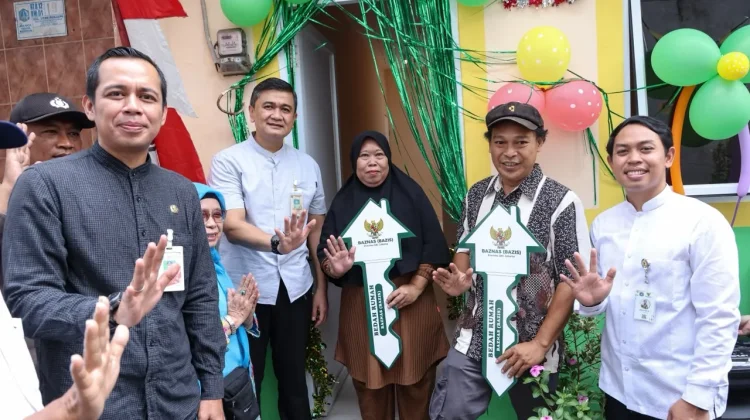 Baznas Bazis Serahkan Dua Rumah Hasil Program Bedah Rumah