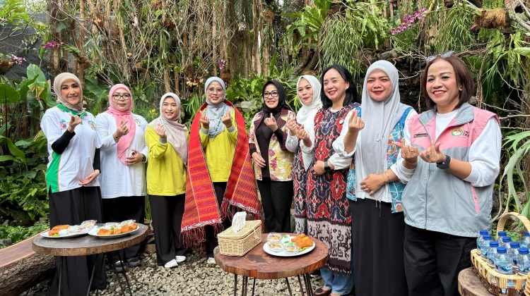 DWP Jakpus Dampingi DWP Jakarta Kunjungi Pameran FLONA