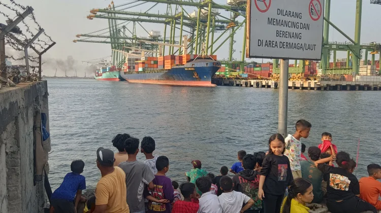 Kebakaran NPCT 1 Jadi Tontonan Warga, Asap Pekat Selimuti Langit Jakarta