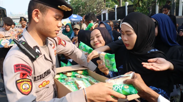 Polres Jakpus Bagikan Roti dan Air Minum ke Massa WALHI
