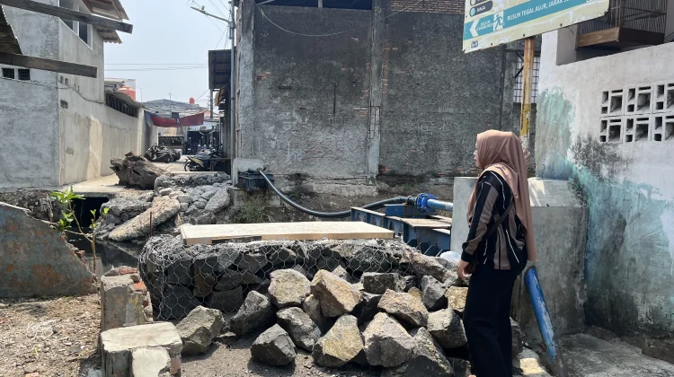 Sudah Tiga Pekan, Jembatan Sementara di Tegal Alur Jakbar Belum Rampung